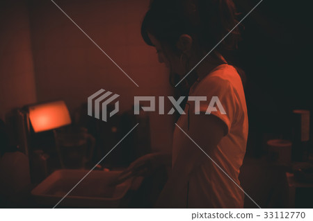 暗室 女生 女孩 33112770