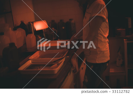 暗室 女生 女孩 33112782