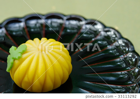 Fresh sweets, chrysanthemum 33113292