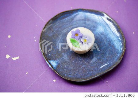 新鮮的甜點和風鈴草 新鮮的甜點和風鈴草 33113906