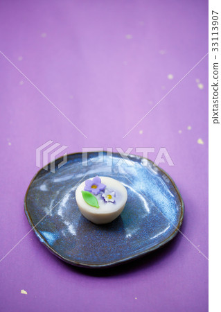 Fresh sweets and bellflowers 33113907