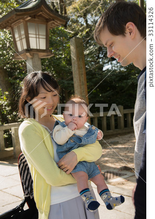 Family gathering 33114326