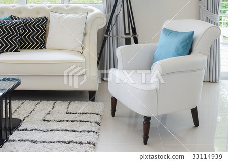 Pillows for white leather couch hot sale