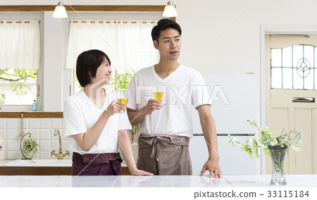 放鬆在廚房裡的夫婦 放鬆在廚房裡的夫婦 33115184