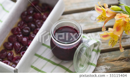 Dark cherry compote 33115404