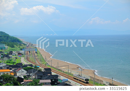 信越線E129系列普通列車橫跨盛夏的Yoneyama海岸 33115625