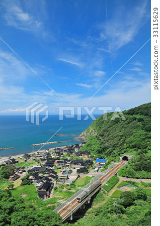 Shin-Etsu Line E129 ordinary trains passing through a tunnel and running along the shoreline of midsummer Shin-Etsu Line E129 ordinary trains passing through a tunnel and running along the shoreline of midsummer 33115629
