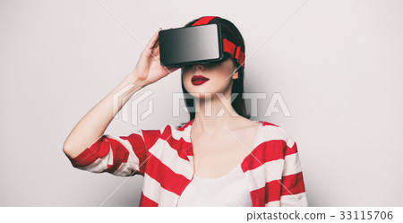 woman with virtual reality gadget 33115706