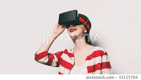 woman with virtual reality gadget 33115708