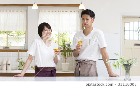 放鬆在廚房裡的夫婦 放鬆在廚房裡的夫婦 33116005