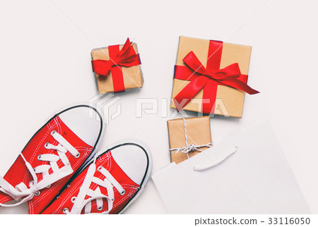 big red gumshoes, cool shopping bag 33116050