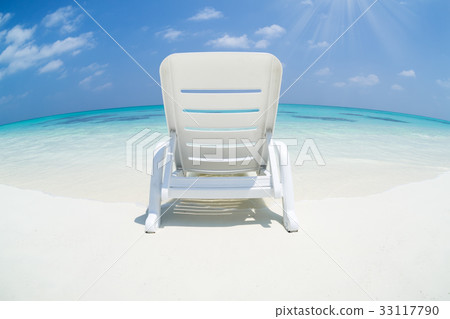 Fish eye view of pristine Maldives beach Fish eye view of pristine Maldives beach 33117790