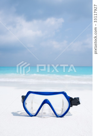 Swimming mask on white sandy seashore Swimming mask on white sandy seashore 33117927