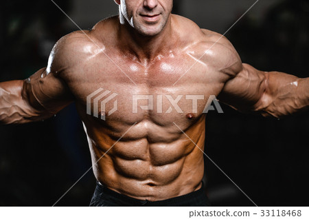 Caucasian sexy fitness model in gym close up abs. 33118468