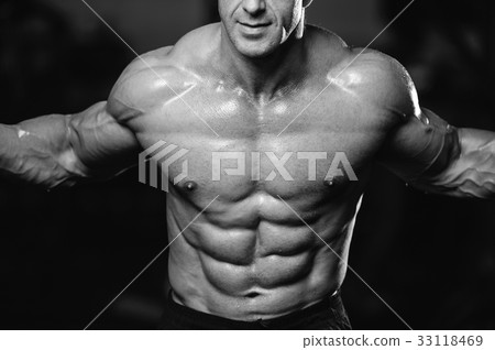 Caucasian sexy fitness model in gym close up abs. 33118469