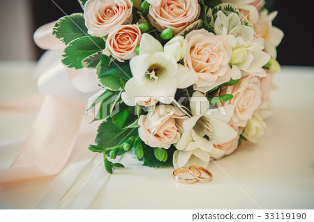 Wedding rings and bouquet Wedding rings and bouquet 33119190