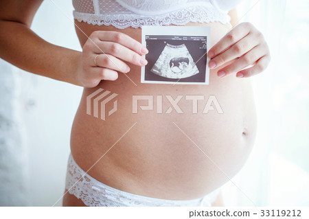 a snapshot of the ultrasound and pregnant belly 33119212