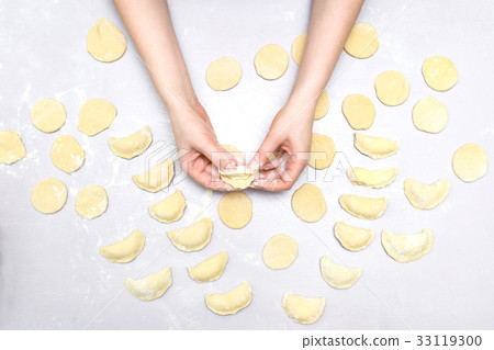 Woman's hands make ravioli 33119300