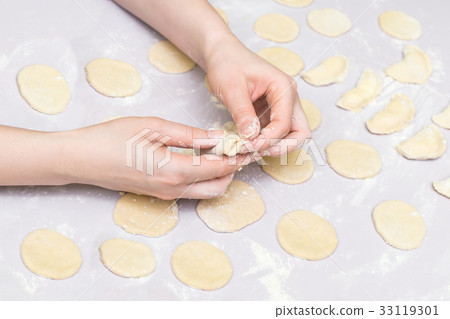 Woman's hands make ravioli Woman's hands make ravioli 33119301