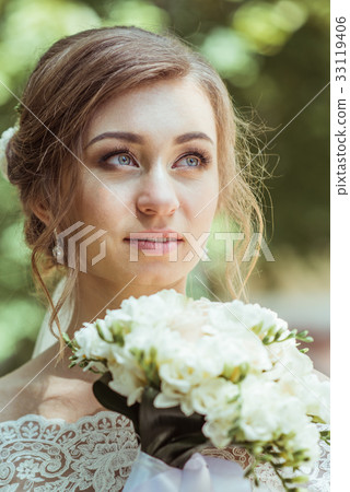 Bouquet in bride's hands Bouquet in bride's hands 33119406