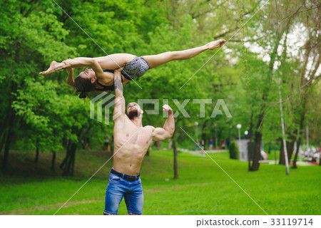 A guy with a girl is engaged in athletics in the A guy with a girl is engaged in athletics in the 33119714