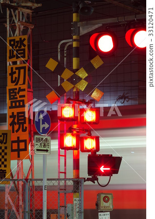 在青梅線Nakagami駐地附近的平交道口 在青梅線Nakagami駐地附近的平交道口 33120471