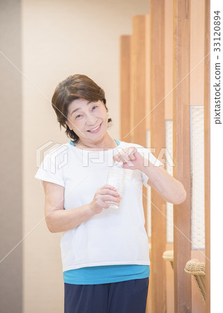 有塑料瓶的一名婦女 有塑料瓶的一名婦女 33120894