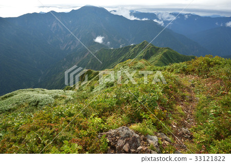 View the ridge line from Echigo Miyama Hakkeizan Idodake to Okame Nozoki to Nakanotake 33121822