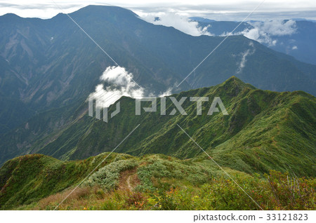 View the ridge line from Echigo Miyama Hakkeizan Idodake to Okame Nozoki to Nakanotake 33121823