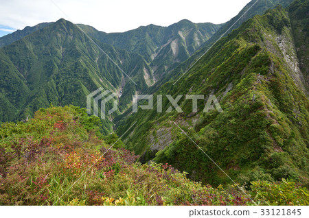 From the Echigo Sanzan Okame Nozoki to the direction of the Mizunashi River Source and Echigo Komagatake area 33121845