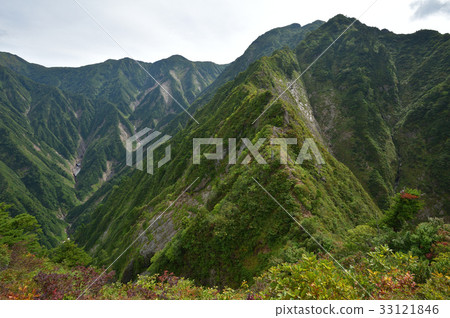 View the ridge line from Echigo Sanzan Okame Nozoki to the Mizunashi River headwater section and Nakanotake 33121846