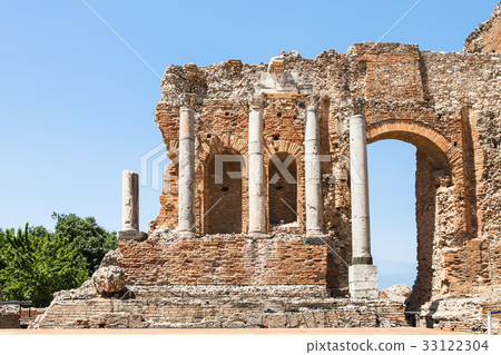 wall and columns of Teatro Greco in Taormina wall and columns of Teatro Greco in Taormina 33122304