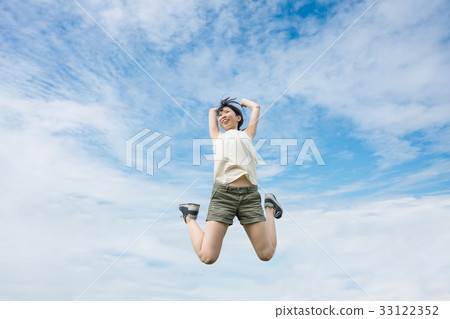 young woman      33122352