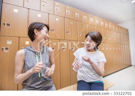 Women talking in locker room 33122702