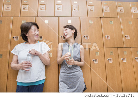 婦女在更衣室談話 33122715