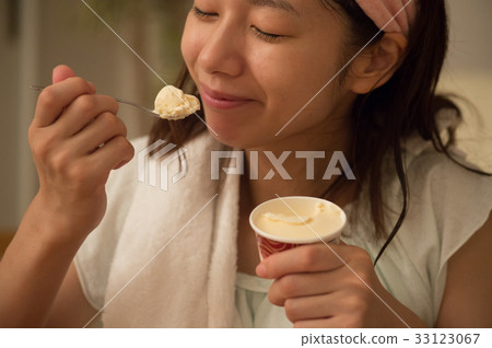 女人吃冰淇淋 女人吃冰淇淋 33123067