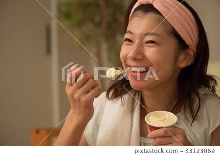 女人吃冰淇淋 女人吃冰淇淋 33123069