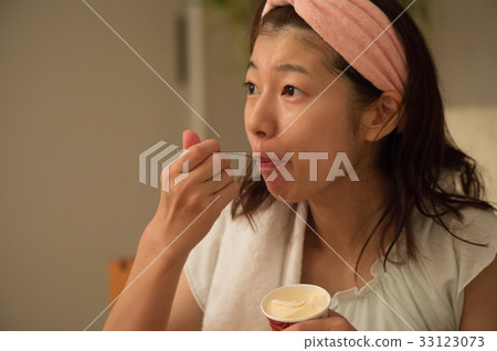 女人吃冰淇淋 女人吃冰淇淋 33123073