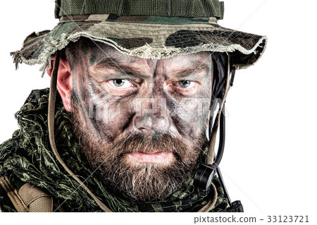 Jungle warfare closeup Jungle warfare closeup 33123721