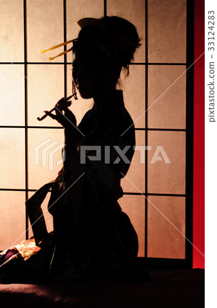 日本傳統服裝和剪影剪影 日本傳統服裝和剪影剪影 33124283