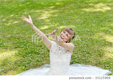 Beautiful bride in white lace dress of summer time Beautiful bride in white lace dress of summer time 33125909