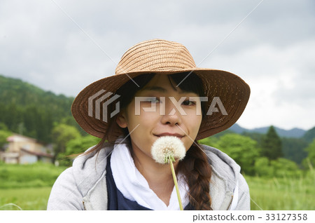 Agriculture women's break dandelion fluff Agriculture women's break dandelion fluff 33127358
