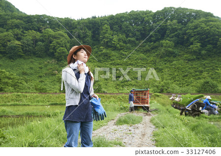 Farming woman rice planting break 33127406