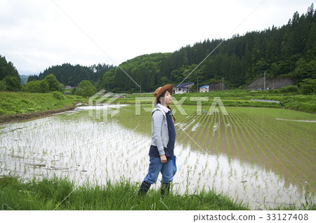 Farming woman rice planting break 33127408