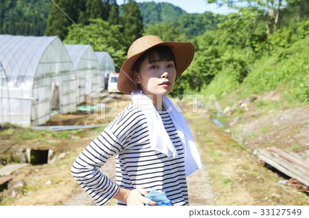 管理幼苗生長的婦女 33127549