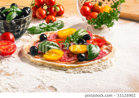 Cooking mini pizza 33128902