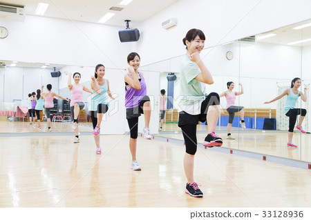 有氧運動健身健美操健身房婦女行使 33128936