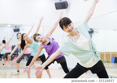 有氧運動健身健美操健身房婦女行使 33128937