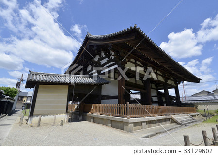 Todaiji temple damage gate 33129602