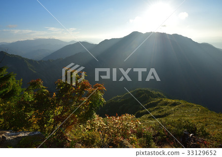 Down from Echigo Miyama Gushigahana, afterglow ridge and far off Hachimanzan and Makiyama Down from Echigo Miyama Gushigahana, afterglow ridge and far off Hachimanzan and Makiyama 33129652